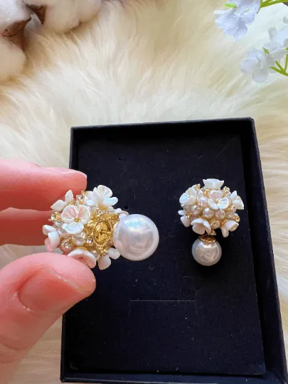 Minimalist - Mini daisy flowers dangle earrings | pearlescent petals resin stones | minimalist iridescent gold elegant floral earrings | bridal party