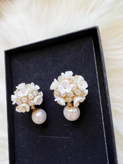 Minimalist - Mini daisy flowers dangle earrings | pearlescent petals resin stones | minimalist iridescent gold elegant floral earrings | bridal party