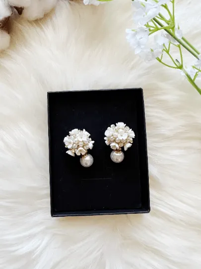 Minimalist - Mini daisy flowers dangle earrings | pearlescent petals resin stones | minimalist iridescent gold elegant floral earrings | bridal party