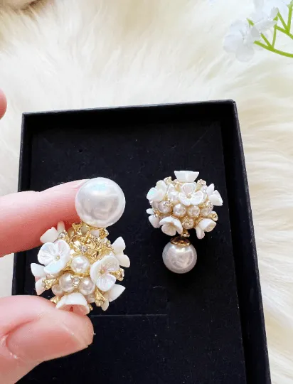 Minimalist - Mini daisy flowers dangle earrings | pearlescent petals resin stones | minimalist iridescent gold elegant floral earrings | bridal party