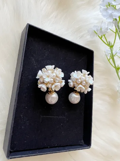 Minimalist - Mini daisy flowers dangle earrings | pearlescent petals resin stones | minimalist iridescent gold elegant floral earrings | bridal party