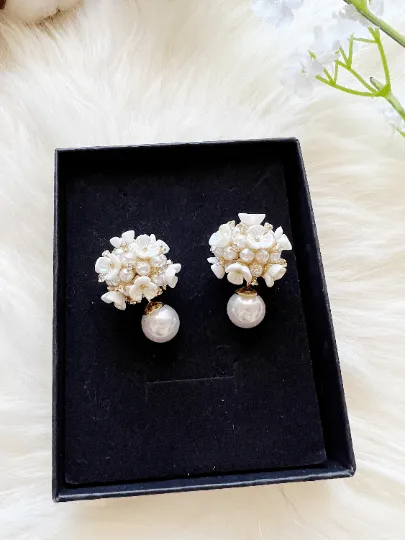 Minimalist - Mini daisy flowers dangle earrings | pearlescent petals resin stones | minimalist iridescent gold elegant floral earrings | bridal party